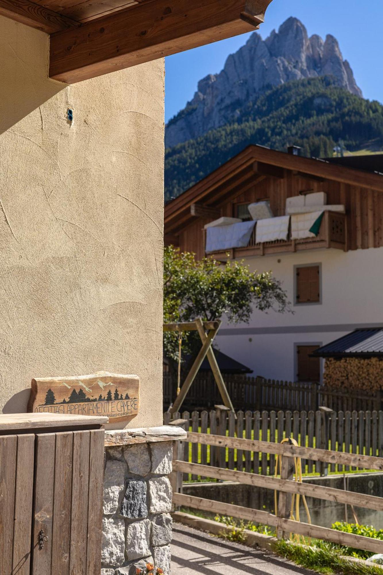 Majon De La Nona Hotell Pozza di Fassa Exteriör bild