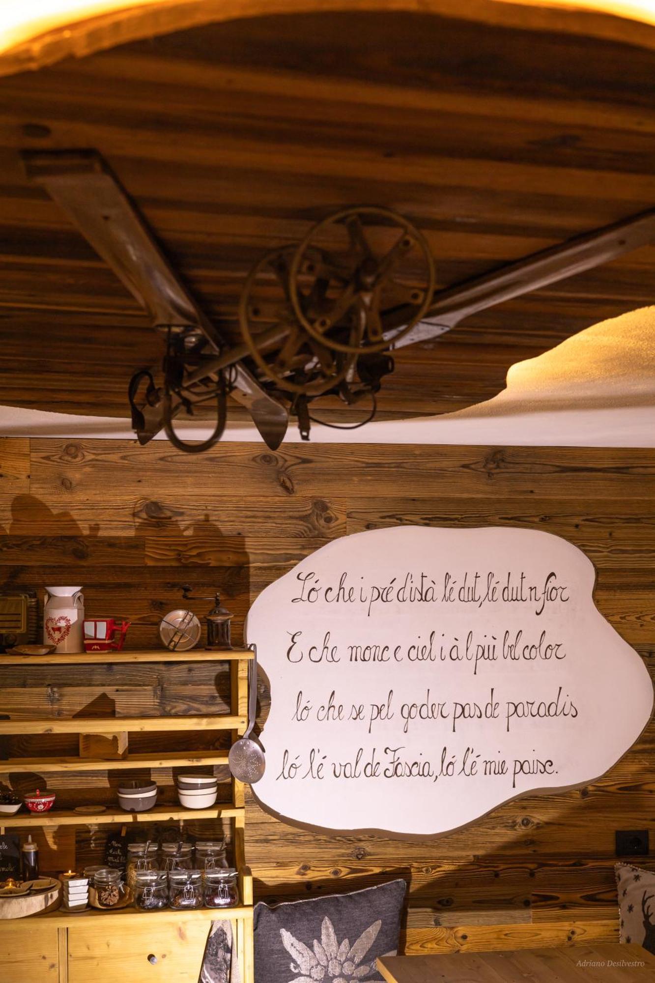 Majon De La Nona Hotell Pozza di Fassa Exteriör bild