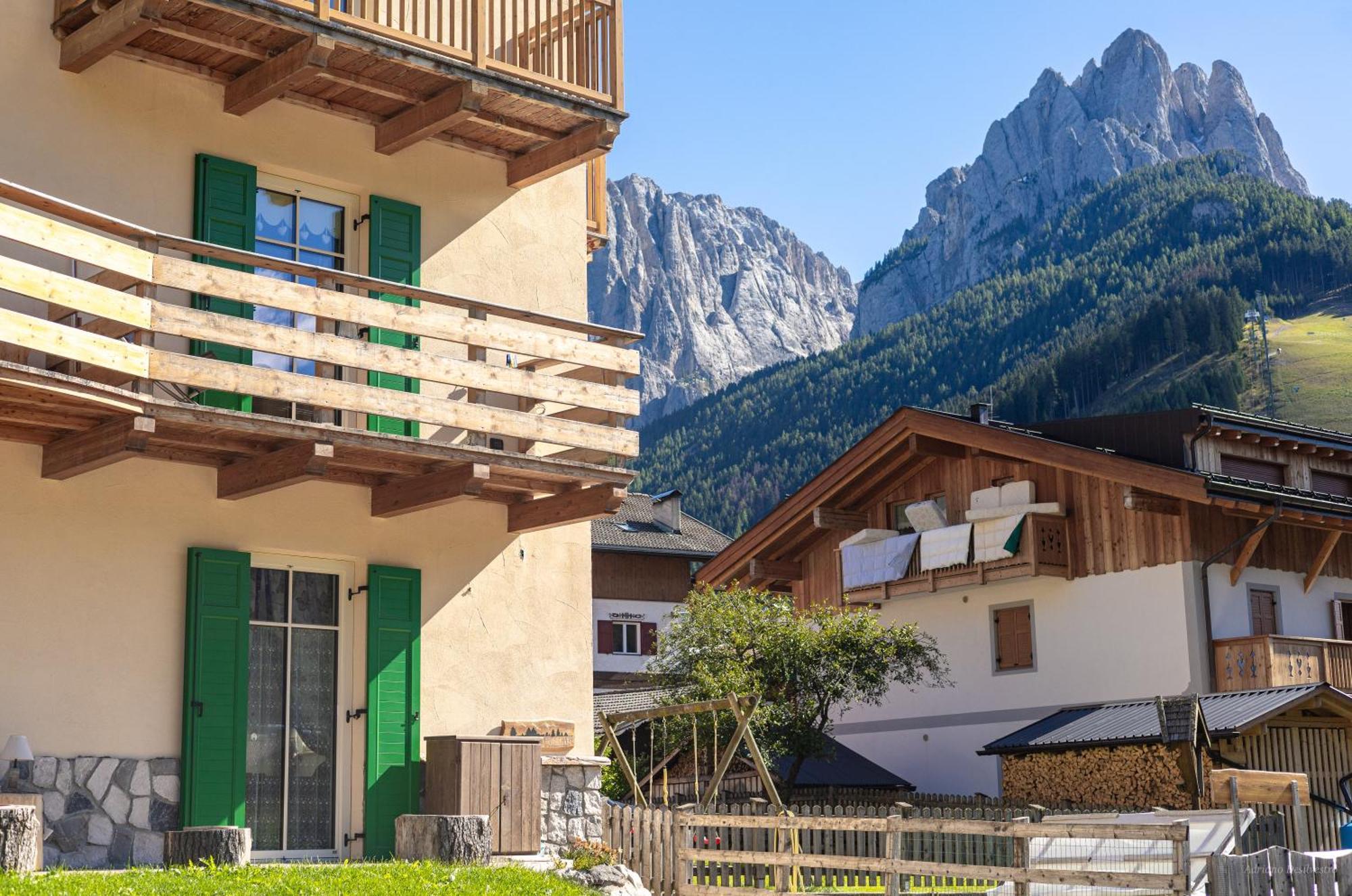 Majon De La Nona Hotell Pozza di Fassa Exteriör bild