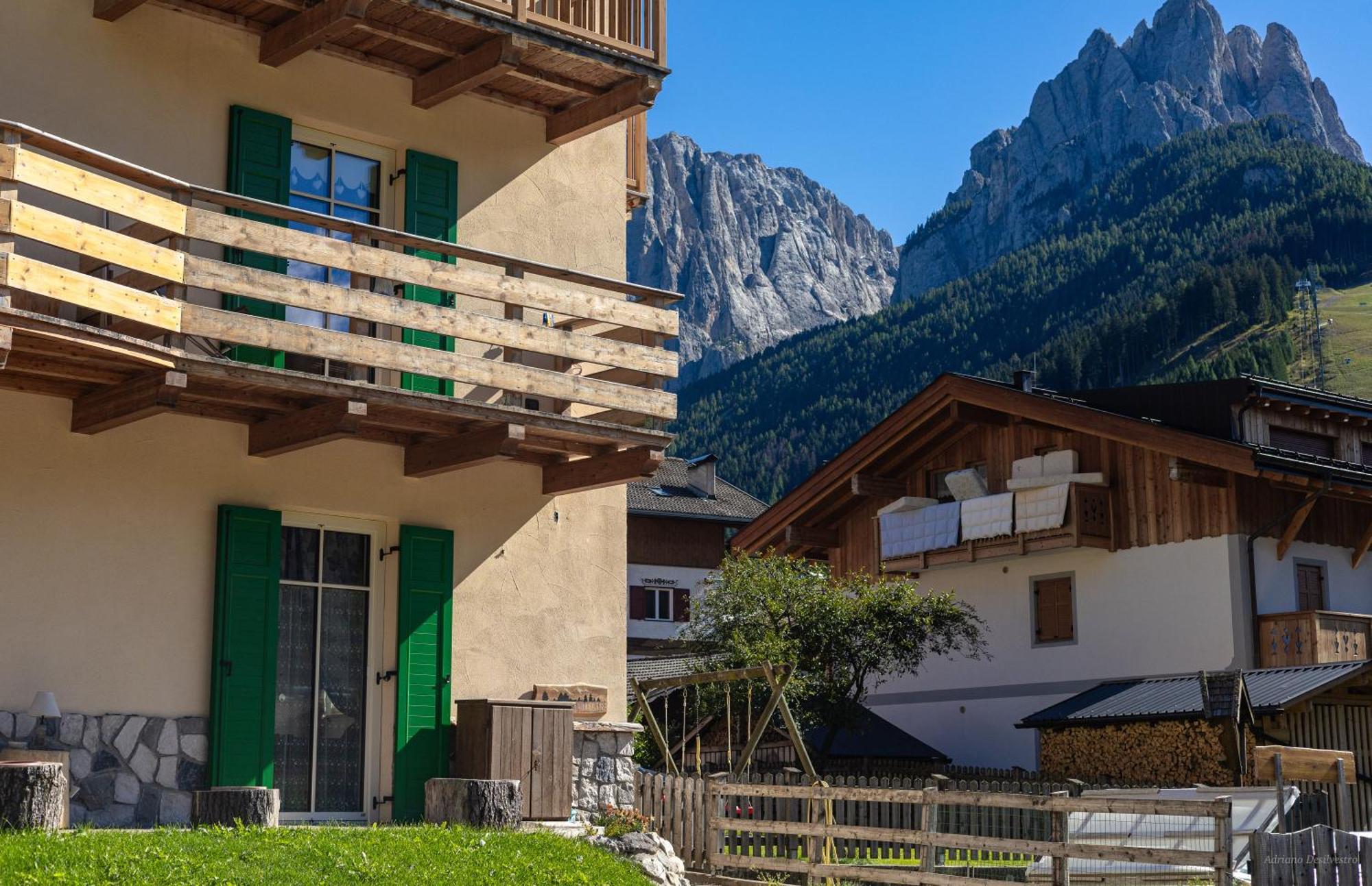 Majon De La Nona Hotell Pozza di Fassa Exteriör bild