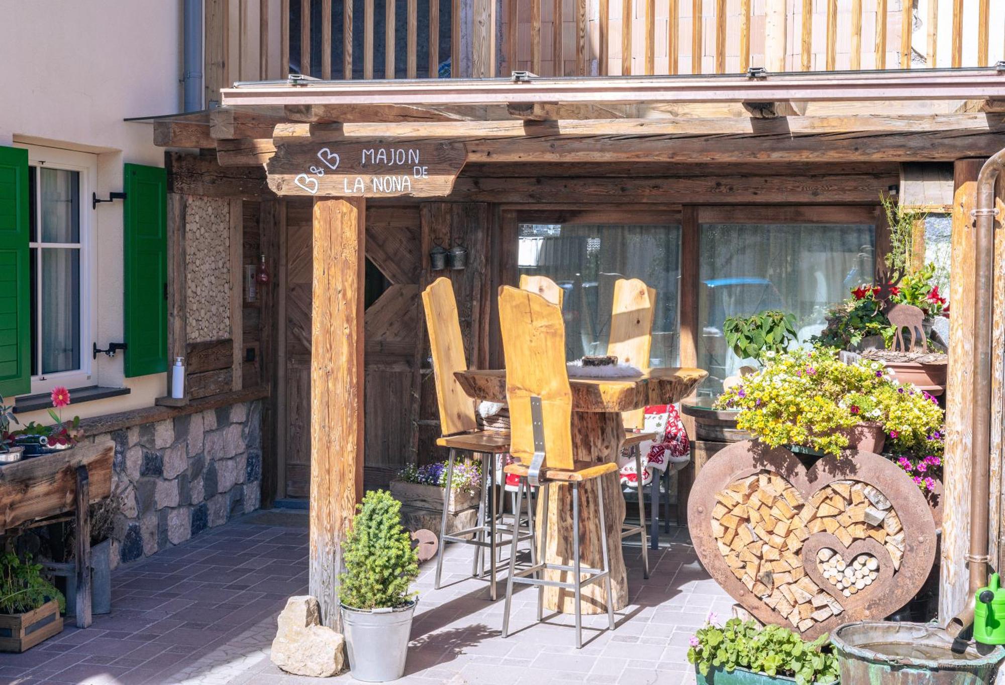 Majon De La Nona Hotell Pozza di Fassa Exteriör bild