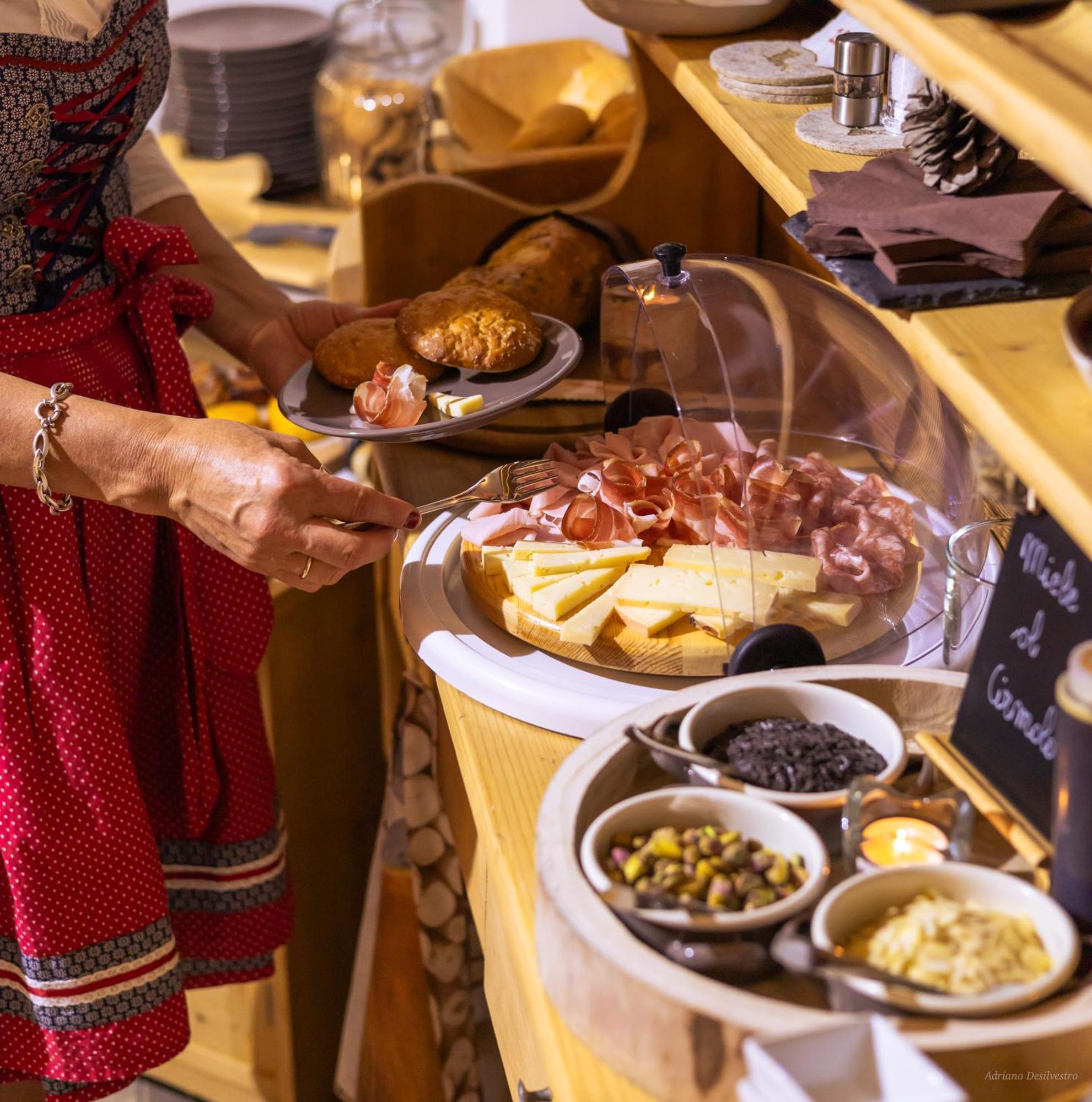 Majon De La Nona Hotell Pozza di Fassa Exteriör bild