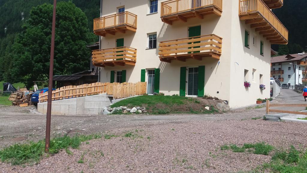 Majon De La Nona Hotell Pozza di Fassa Exteriör bild